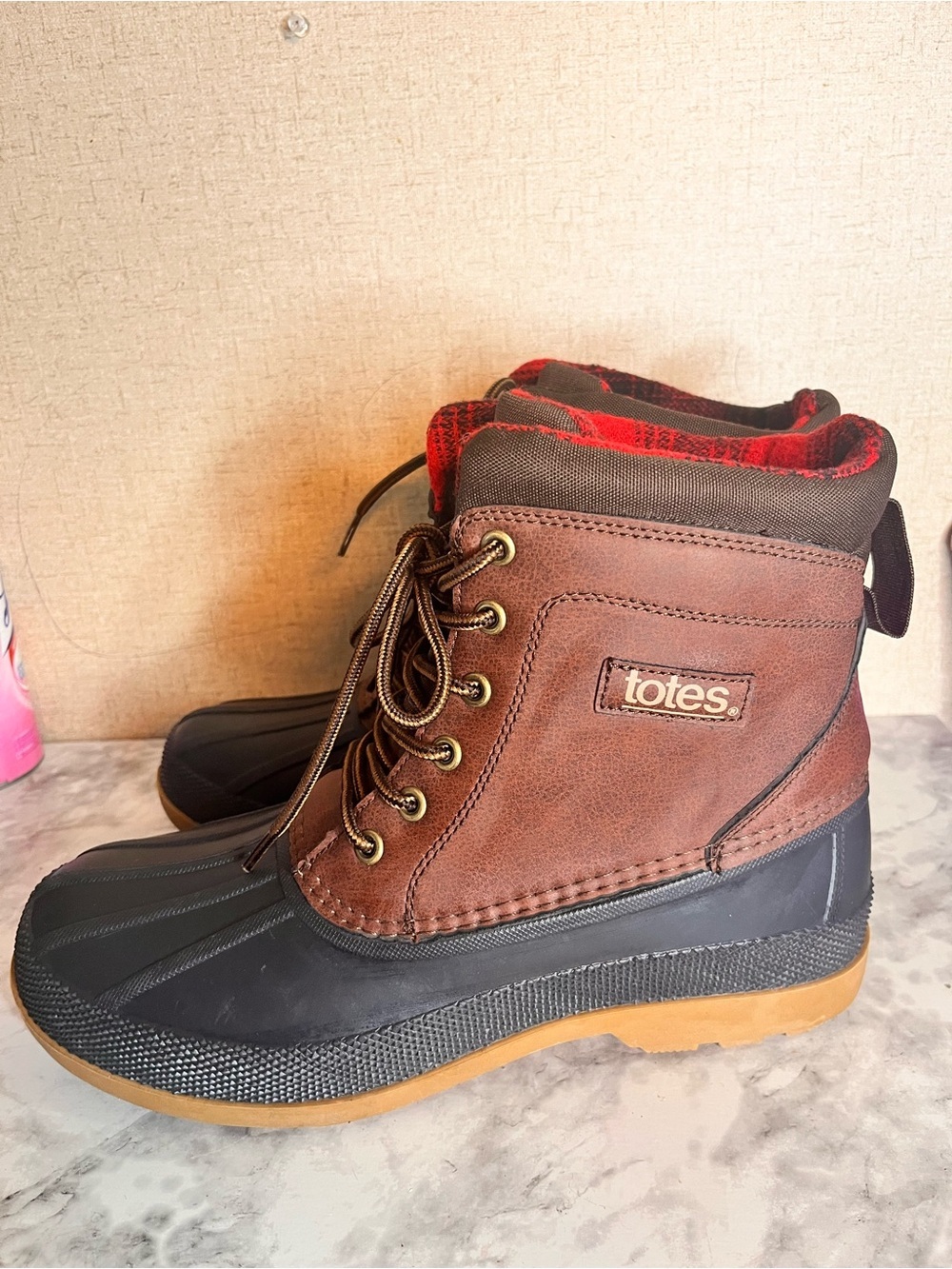 totes Black and Red Plaid Boot Lining